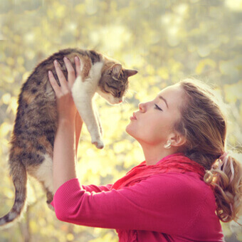 pet sitter sau bona pentru pisici ofera vizite pisici