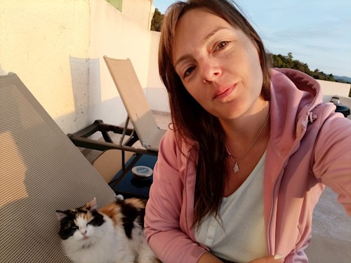Larisa- petsitter București sau Bonă pentru animale pentru câini pisici