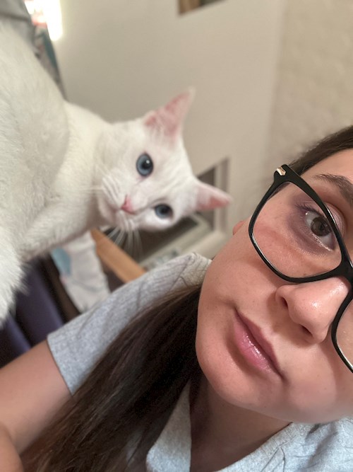 Corina- petsitter București sau Bonă pentru animale pentru câini pisici