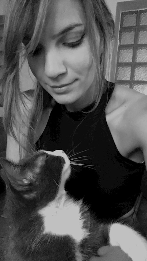 Lucia-Gabriela- petsitter București vagy Állat szitter a kutyák cicák 