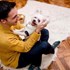 Motoc + stapan de animal de companie care a apelat la un pet sitter in loc de pensiune canina sau pet hotel