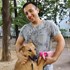 Florea + stapan de animal de companie care a apelat la un pet sitter in loc de pensiune canina sau pet hotel