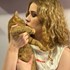 Agi + stapan de animal de companie care a apelat la un pet sitter in loc de pensiune canina sau pet hotel